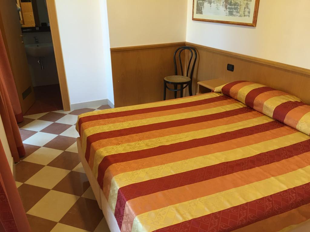 Hotel Fiorella Senigallia Quarto foto
